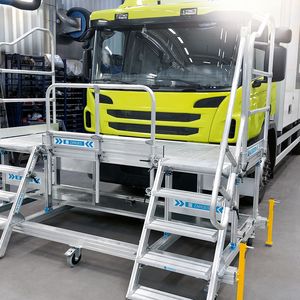 Wartungsbühnen und Zugangslösungen für Nutzfahrzeuge & Busse Fahrbare Podesttreppe im Einsatz an einem LKW.