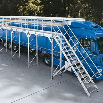 Mit der Bühne lässt sich das Dach von LKWs leicht von Eis befreien.