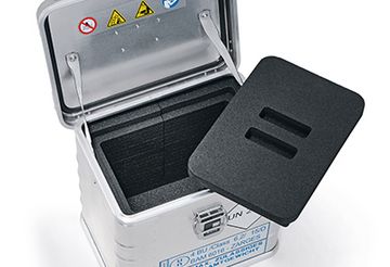 Insulating container Insulating container