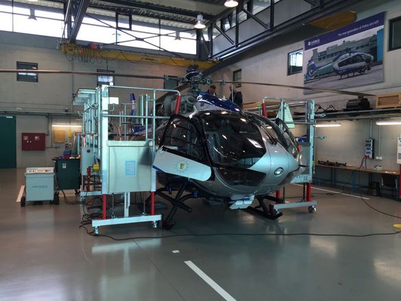 Arbeitsbühne zur Wartung eines Hubschraubers.