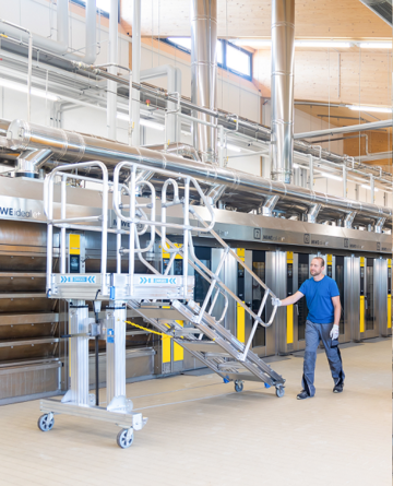 In hoogte verstelbare en verrijdbare platformtrap