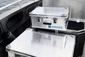 K470 Universalkisten stehen auf einem Boot.