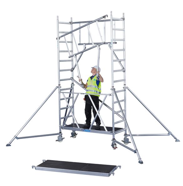 Eine Person bringt das vorlaufende Geländer an