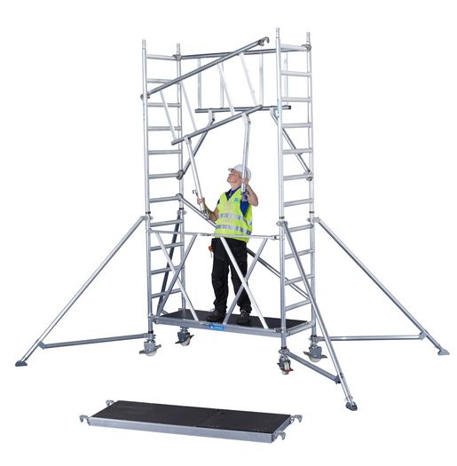 Eine Person bringt das vorlaufende Geländer an