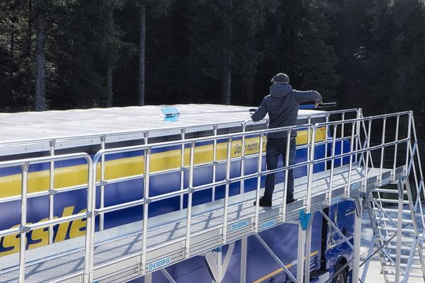 Person auf einer modularen ZARGES Enteisungs- und Wartungsbühne für LKW