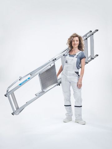 Frau hält eine ZARGES ZAP Neo S in ihrem Arm