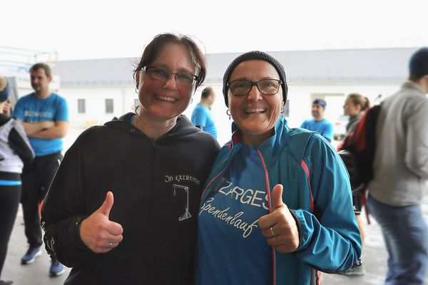 Zwei lachende Mitarbeiterinnen nach dem Spendenlauf 