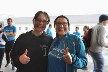 Zwei lachende Mitarbeiterinnen nach dem Spendenlauf