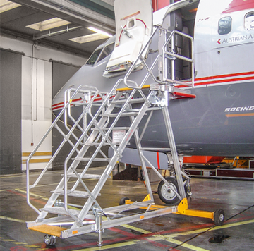 Fixed-height stairs and wider platform for opening the passenger door towards the platform Fixed-height stairs and wider platform for opening the passenger door towards the platform