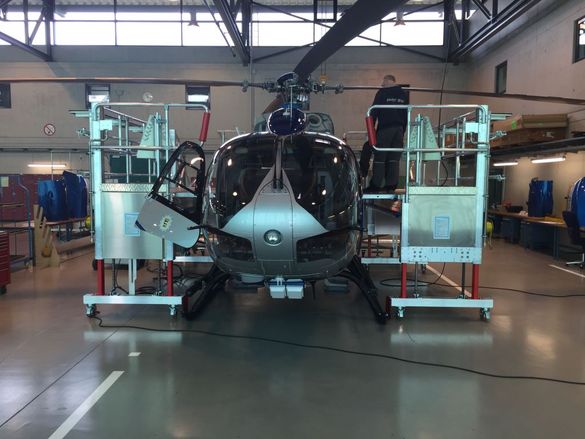 Arbeitsbühne zur Wartung eines Hubschraubers.