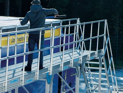 Mit der Bühne lässt sich das Dach von LKWs leicht von Eis befreien.