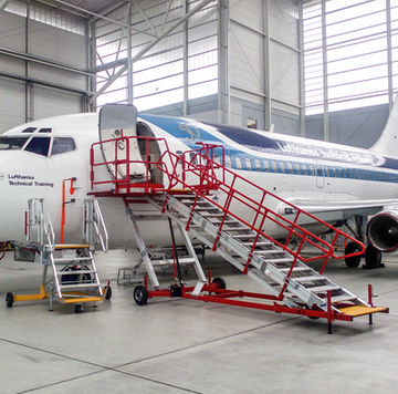 Height-adjustable access to the passenger door of a B737 Height-adjustable access to the passenger door of a B737