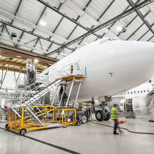 Eine Wartungstreppe im Einsatz an einem Flugzeug.