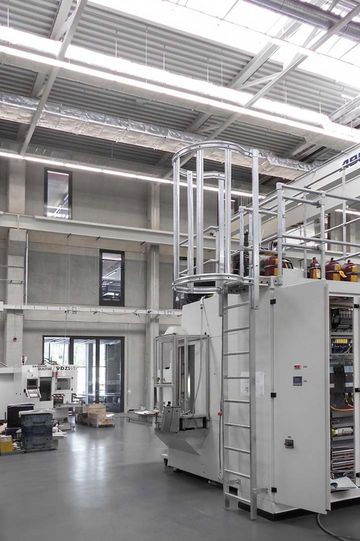 Steigleiter mit Rückenschutz an Industrieanlage nach DIN EN ISO 14122-4