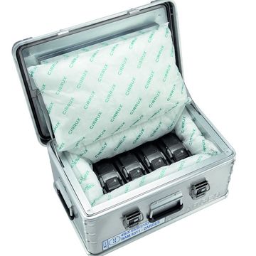 Geöffnete ZARGES Akku Safe Kiste ausgestattet mit Cirrux-Kissen