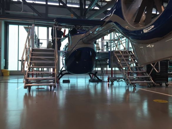 Arbeitsbühne zur Wartung eines Hubschraubers.