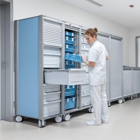 Pflegerin organisiert MPO-Versorgungswägen