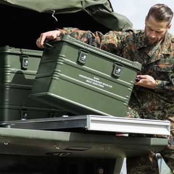 K470 Universalkisten bei der Bundeswehr in dunkelgrün lackiert.