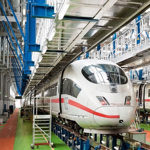 ZARGES Wartungs- und Podesttreppen im Einsatz an einem Zug 