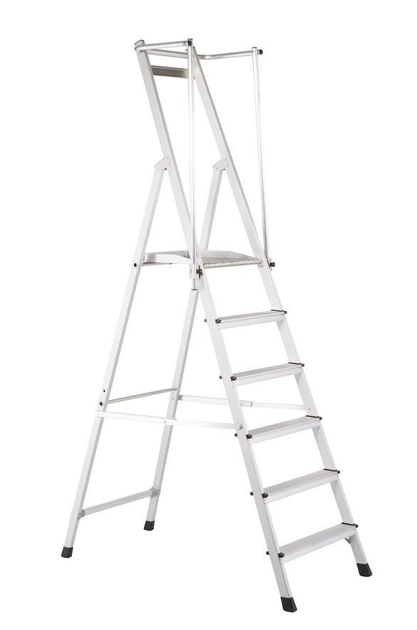 ZARGES Plattformleiter mit ausgeklappten Handläufen