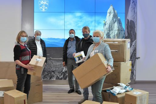 Personen vom Pflegedienst und von der Firma ZARGES und einer kooperierten Firma bei einer Maskenspende für das Krankenhaus