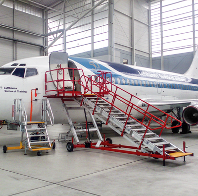 Állítható magasságú lépcső a B737 utasajtójához.