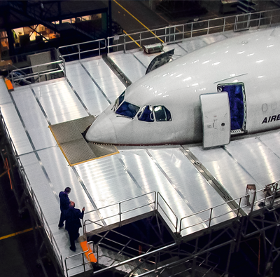 Rögzített magasságú dokk az A330/A340 típushoz, lehajtható dobogóval az elülső utasajtóhoz.