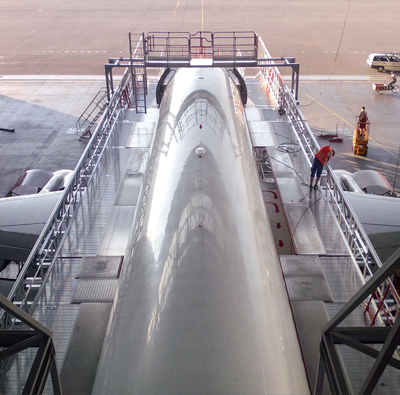 Rögzített magasságú törzs-dokk híddal, két dobogószinttel, az A320-as gépcsaládhoz.